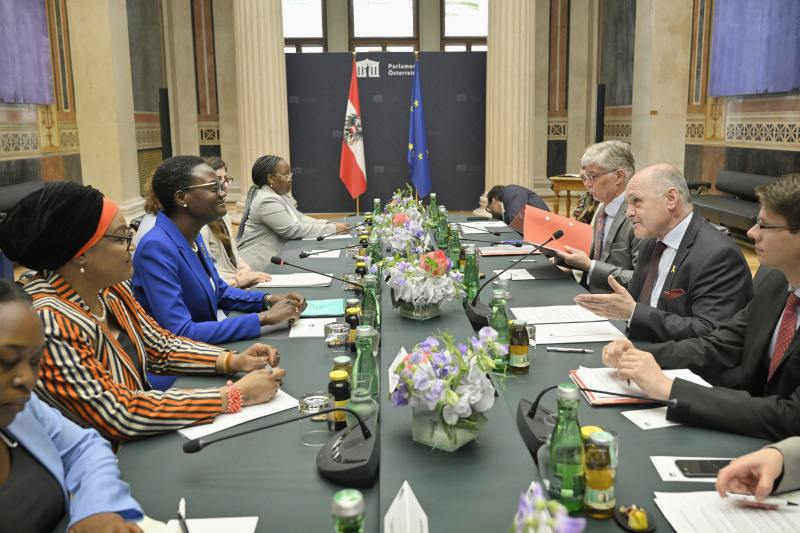 Aussprache. Rechte Tischhälfte Österreichische Delegation mit Nationalratspräsident Wolfgang Sobotka (ÖVP) (2. von rechts). Linke Tischhälfte IPU-Delegation mit der Präsidentin der Interparlamentarischen Union Tulia Ackson (2. von links)