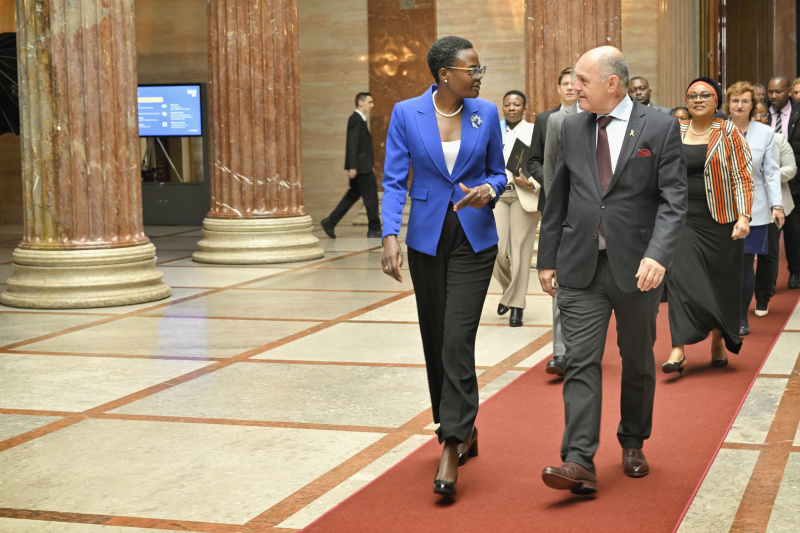 Einholung. Von links: Präsidentin der Interparlamentarischen Union Tulia Ackson, Nationalratspräsident Wolfgang Sobotka (ÖVP)