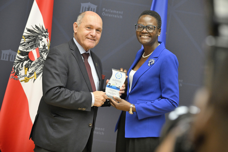 Fahnenfoto. Von links: Nationalratspräsident Wolfgang Sobotka (ÖVP), Präsidentin der Interparlamentarischen Union Tulia Ackson