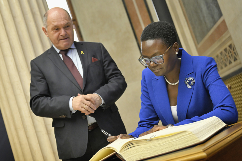 Gästebuch. Von links: Nationalratspräsident Wolfgang Sobotka (ÖVP), Präsidentin der Interparlamentarischen Union Tulia Ackson