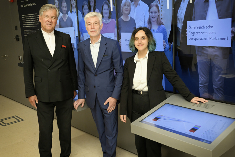Von links: Herwig Hösele, Parlamentsdirektor Harald Dossi, Sarah Sulollari