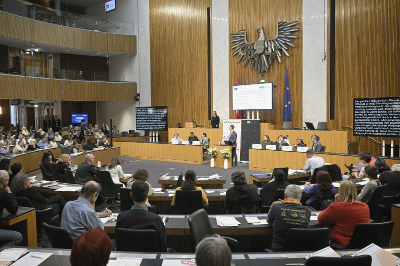 Podiumsdiskussion. Von links: BIZEPS – Zentrum für Selbstbestimmtes Leben Martin Ladstätter, HOSI Wien Ann-Sophie Otte, ZARA – Anti-Rassismus & Zivilcourage Fiorentina Azizi-Hacker, Moderation Geschäftsführer Klagsverband Paul Haller, Servicestelle Gleichbehandlung und Antidiskriminierung Land Tirol Isolde Kafka, SLIÖ – Selbstbestimmt Leben Österreich Bernadette Feuerstein, Dokustelle Islamfeindlichkeit und antimuslimischer Rassismus Ümmü Türe, Venib – Verein Nicht-Binär Rhonda D’Vine