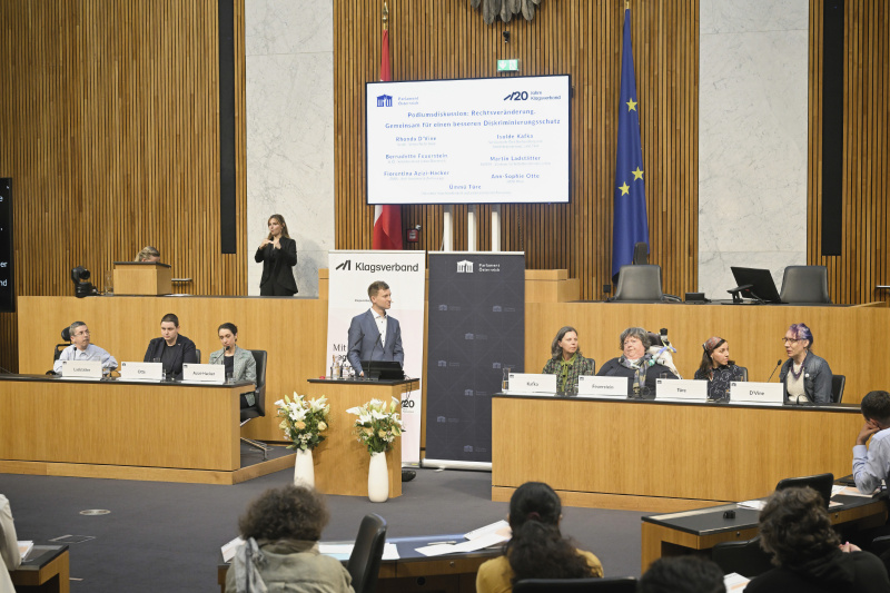 Podiumsdiskussion. Von links: BIZEPS – Zentrum für Selbstbestimmtes Leben Martin Ladstätter, HOSI Wien Ann-Sophie Otte, ZARA – Anti-Rassismus & Zivilcourage Fiorentina Azizi-Hacker, Moderation Geschäftsführer Klagsverband Paul Haller, Servicestelle Gleichbehandlung und Antidiskriminierung Land Tirol Isolde Kafka, SLIÖ – Selbstbestimmt Leben Österreich Bernadette Feuerstein, Dokustelle Islamfeindlichkeit und antimuslimischer Rassismus Ümmü Türe, Venib – Verein Nicht-Binär Rhonda D’Vine