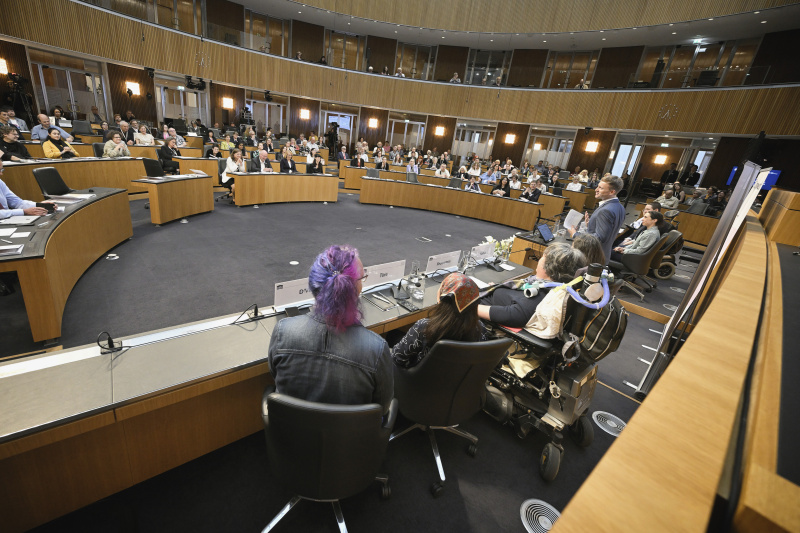 Podiumsdiskussion. Blick Richtung Veranstaltungsteilnehmer:innen
