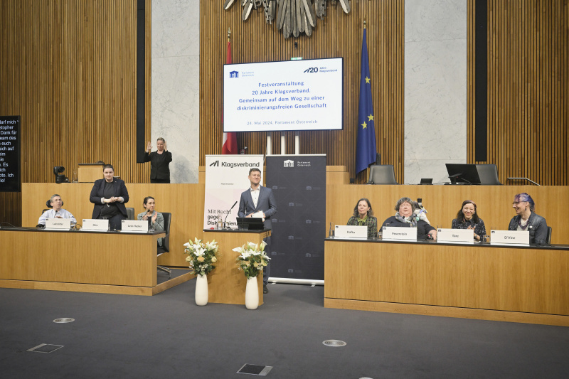 Podiumsdiskussion. Von links: BIZEPS – Zentrum für Selbstbestimmtes Leben Martin Ladstätter, HOSI Wien Ann-Sophie Otte, ZARA – Anti-Rassismus & Zivilcourage Fiorentina Azizi-Hacker, Moderation Geschäftsführer Klagsverband Paul Haller, Servicestelle Gleichbehandlung und Antidiskriminierung Land Tirol Isolde Kafka, SLIÖ – Selbstbestimmt Leben Österreich Bernadette Feuerstein, Dokustelle Islamfeindlichkeit und antimuslimischer Rassismus Ümmü Türe, Venib – Verein Nicht-Binär Rhonda D’Vine