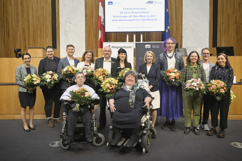 Gruppenfoto mit der Zweiten Nationalratspräsidentin Doris Bures (SPÖ) (5. von rechts)