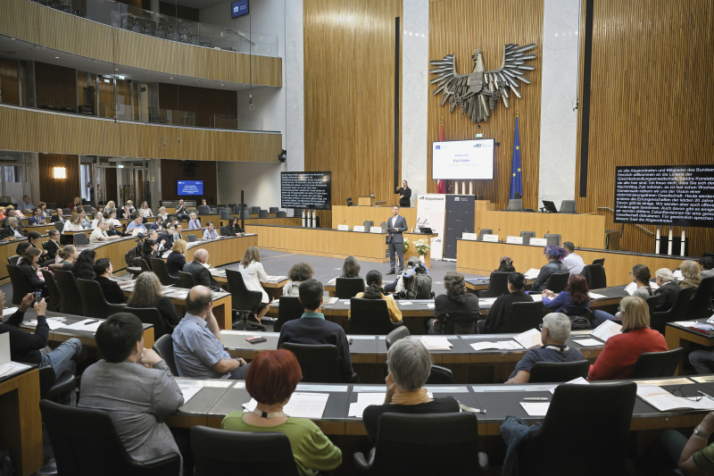 Blick Richtung Veranstaltungsteilnehmer:innen