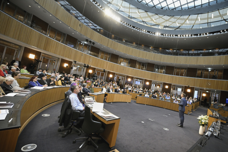Blick Richtung Veranstaltungsteilnehmer:innen