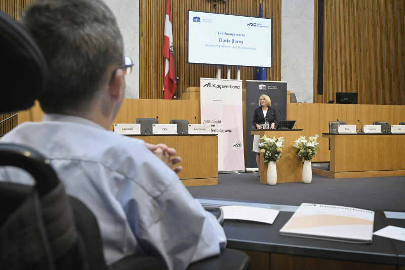 Eröffnungsworte. Zweite Nationalratspräsidentin Doris Bures (SPÖ). Blick Richtung Veranstaltungsteilnehmer:innen