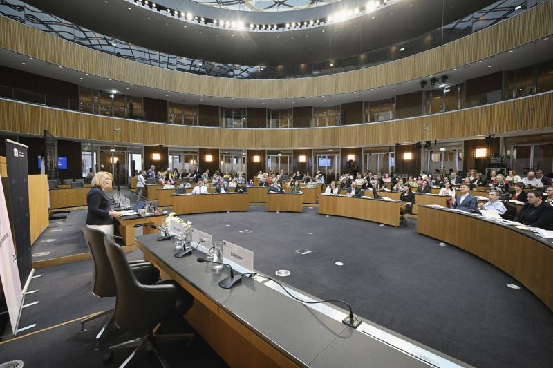 Eröffnungsworte. Zweite Nationalratspräsidentin Doris Bures (SPÖ). Blick Richtung Veranstaltungsteilnehmer:innen