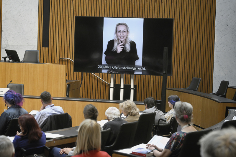 Einleitende Worte. Behindertenanwältin Christine Steger per Videobotschaft