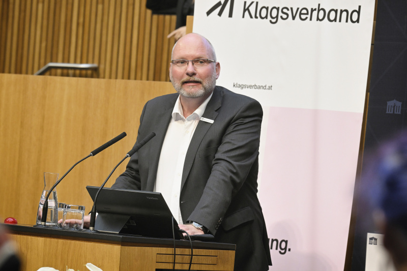 Einleitende Worte. Vorstandsvorsitzender des Klagsverband Christopher Frank