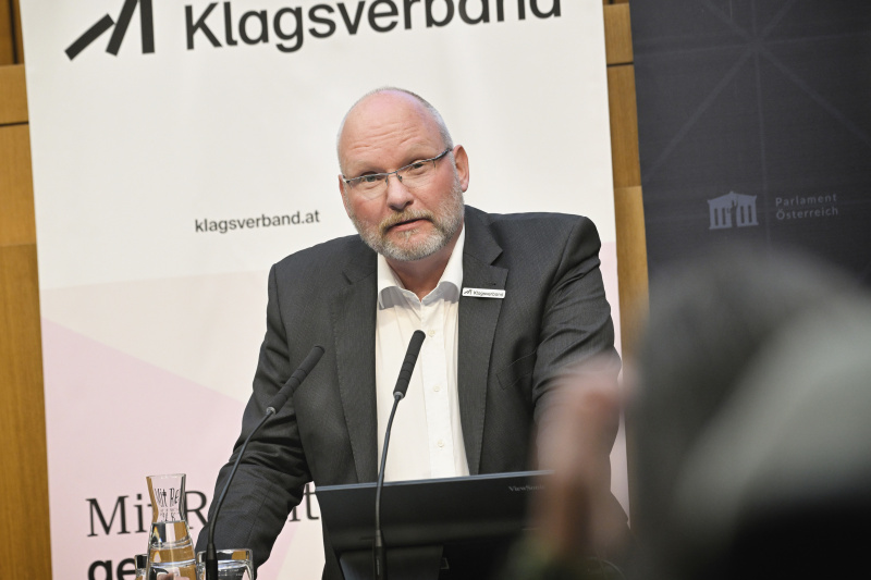Einleitende Worte. Vorstandsvorsitzender des Klagsverband Christopher Frank
