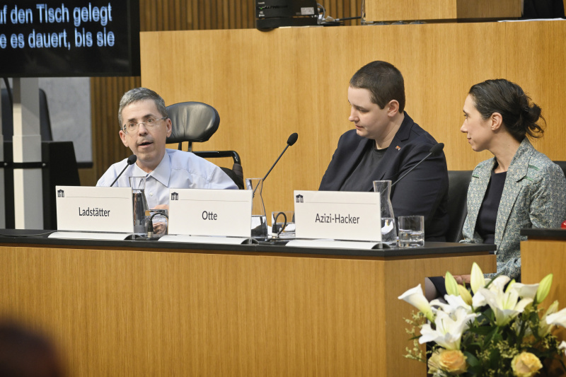 Podiumsdiskussion. Von links: BIZEPS – Zentrum für Selbstbestimmtes Leben Martin Ladstätter, HOSI Wien Ann-Sophie Otte, ZARA – Anti-Rassismus & Zivilcourage Fiorentina Azizi-Hacker