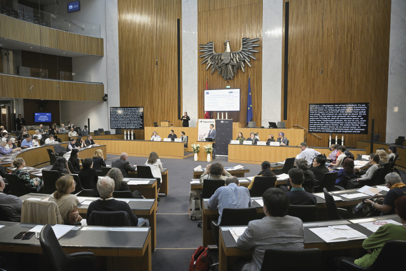 Podiumsdiskussion. Von links: BIZEPS – Zentrum für Selbstbestimmtes Leben Martin Ladstätter, HOSI Wien Ann-Sophie Otte, ZARA – Anti-Rassismus & Zivilcourage Fiorentina Azizi-Hacker, Moderation Geschäftsführer Klagsverband Paul Haller, Servicestelle Gleichbehandlung und Antidiskriminierung Land Tirol Isolde Kafka, SLIÖ – Selbstbestimmt Leben Österreich Bernadette Feuerstein, Dokustelle Islamfeindlichkeit und antimuslimischer Rassismus Ümmü Türe, Venib – Verein Nicht-Binär Rhonda D’Vine