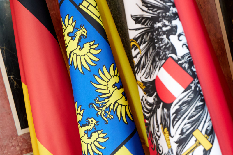 Fahnen. Von rechts: Fahne von Österreich, Fahne von Niederösterreich, Fahne von Deutschland