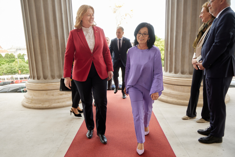 Einholung. Von rechts: Bundesratspräsidentin Margit Göll (ÖVP), Präsidentin des Deutschen Bundestages Bärbel Bas