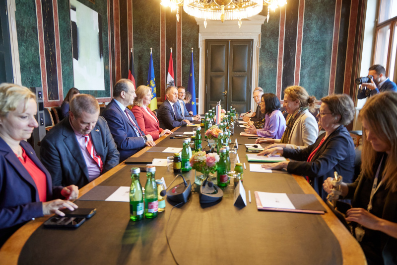 Arbeitsgespräch. Rechte Seite österreichische Delegation mit Bundesratspräsidentin Margit Göll (ÖVP), linke Seite Delegation aus Deutschland mit Präsidentin des Deutschen Bundestages Bärbel Bas