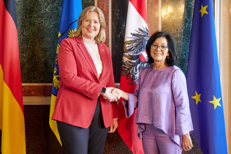 Fahnenfoto. Von rechts: Bundesratspräsidentin Margit Göll (ÖVP), Präsidentin des Deutschen Bundestages Bärbel Bas