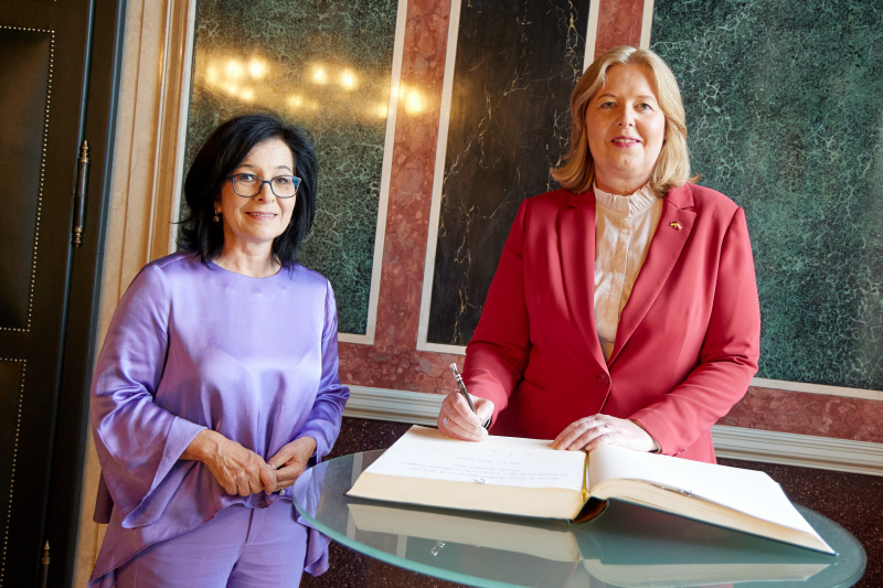 Gästebucheintrag. Von links: Bundesratspräsidentin Margit Göll (ÖVP), Präsidentin des Deutschen Bundestages Bärbel Bas