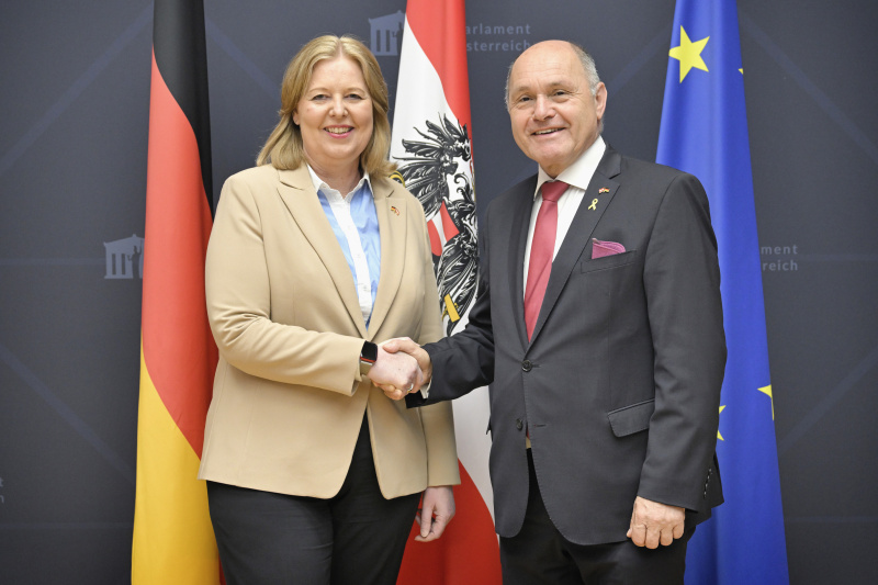 Fahnenfoto. Von links: Präsidentin des Deutschen Bundestages Bärbel Bas, Nationalratspräsident Wolfgang Sobotka (ÖVP)