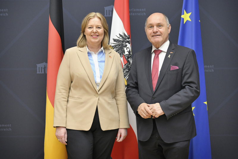 Fahnenfoto. Von links: Präsidentin des Deutschen Bundestages Bärbel Bas, Nationalratspräsident Wolfgang Sobotka (ÖVP)