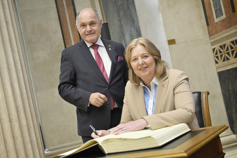 Gästebuch. Von links: Nationalratspräsident Wolfgang Sobotka (ÖVP), Präsidentin des Deutschen Bundestages Bärbel Bas