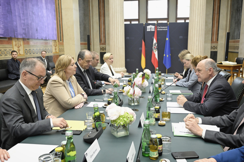 Aussprache. Rechte Tischhälfte Österreichische Delelgation mit Nationalratspräsident Wolfgang Sobotka (ÖVP) (2. von rechts), Präsidentin des Deutschen Bundestages Bärbel Bas (2. von links)