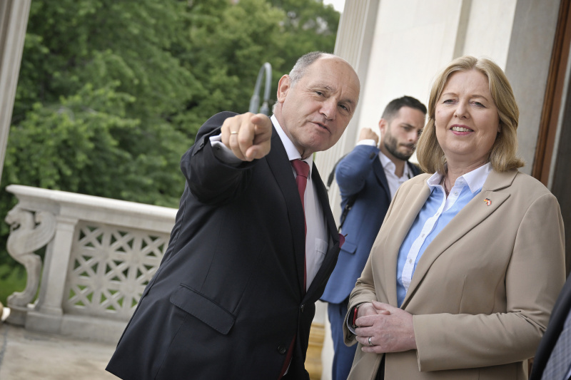 Fahnenfoto. .Gästebuch. .Aussprache. .Von links: Nationalratspräsident Wolfgang Sobotka (ÖVP), Präsidentin des Deutschen Bundestages Bärbel Bas