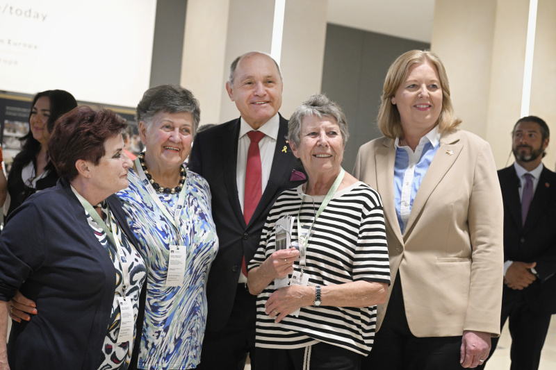 Von links: Nationalratspräsident Wolfgang Sobotka (ÖVP), Präsidentin des Deutschen Bundestages Bärbel Bas mit Besucher:innen