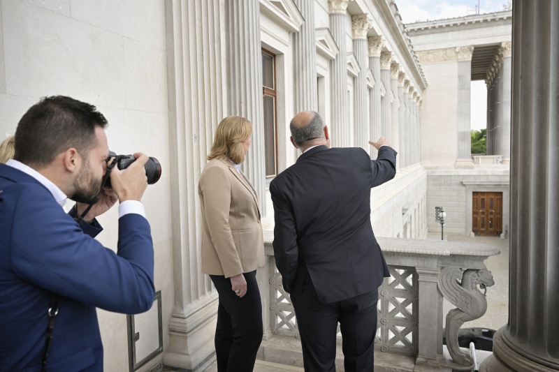 Fahnenfoto. .Gästebuch. .Aussprache. .Von links: Präsidentin des Deutschen Bundestages Bärbel Bas, Nationalratspräsident Wolfgang Sobotka (ÖVP)