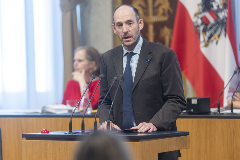 Bundesrat Karl-Arthur Arlamovsky (NEOS) am Redner:innenpult