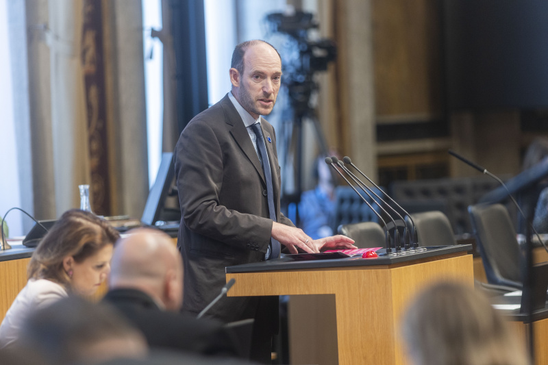 Bundesrat Karl-Arthur Arlamovsky (NEOS) am Redner:innenpult