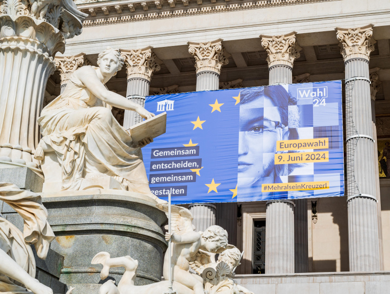 EU-Wahlplakat 2024 am Parlamentsgebäude
