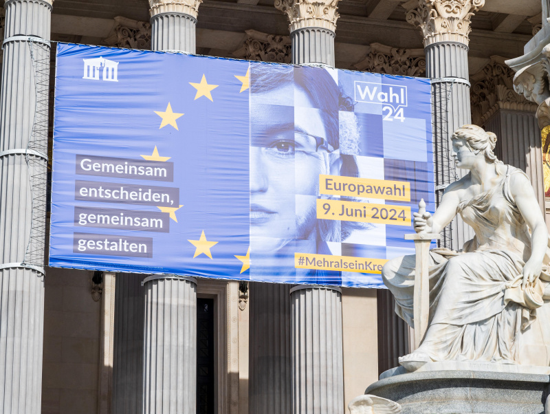 EU-Wahlplakat 2024 am Parlamentsgebäude