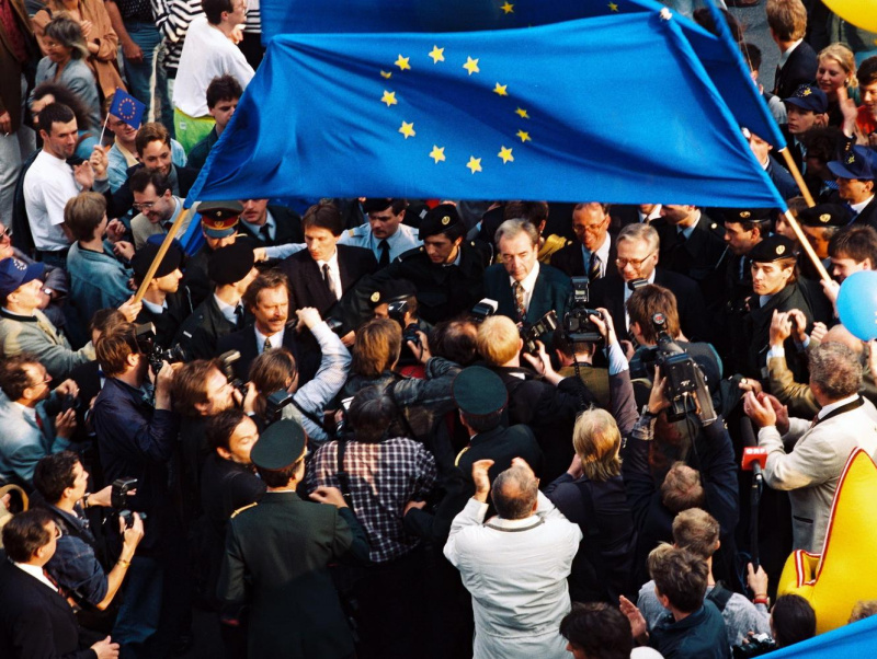 Sonntag, den 12. Juni 1994 fand in Österreich die Volksabstimmung zum Beitritt Österreichs zur Europäischen Union als Mitglied statt. Im Bild: Außenminister Alois Mock (V) und Vizekanzler Erhard Busek (V) bei einer Feier auf dem Ballhausplatz in Wien.
