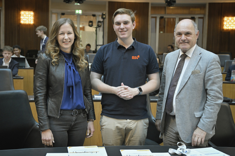 Von links: Staatssekretärin Claudia Plakolm (ÖVP), Bundesschulsprecher Marius Haldik, Nationalratspräsident Wolfgang Sobotka (ÖVP)
