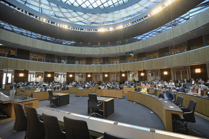 Blick Richtung Veranstaltungsteilnehmer:innen