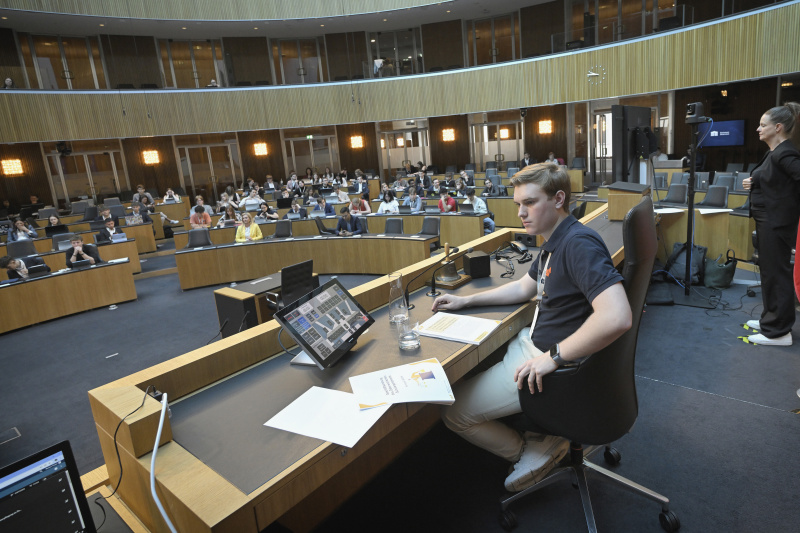 Blick Richtung Veranstaltungsteilnehmer:innen