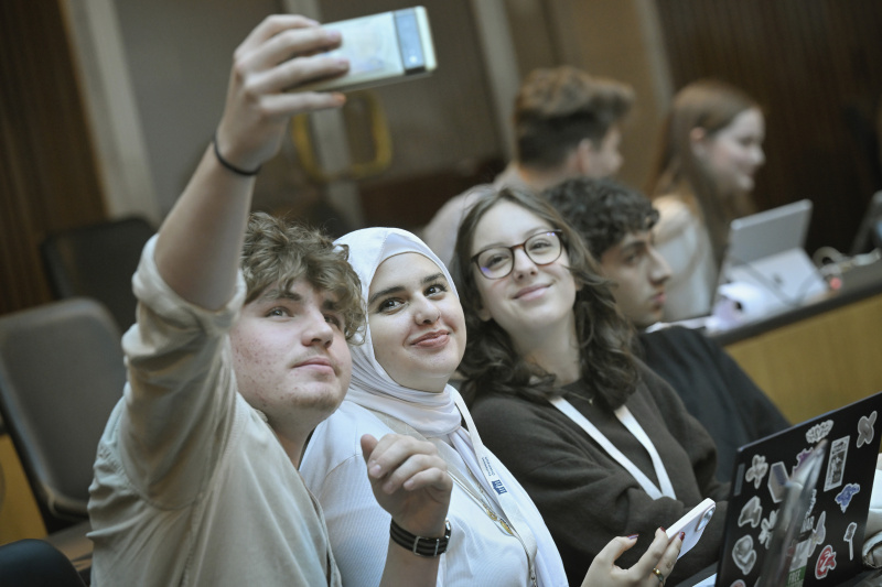 Debatte im Plenum. Blick Richtung Veranstaltungsteilnehmer:innen