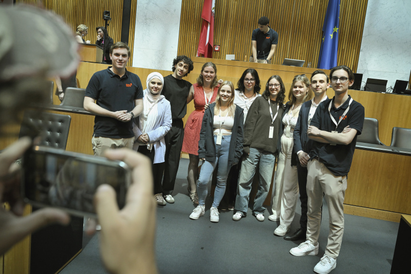 Blick Richtung Veranstaltungsteilnehmer:innen