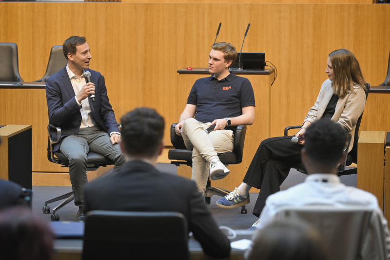 Podiumsdiskussion. Von links: Nationalratsabgeordneter Nico Marchetti (ÖVP), Bundesschulsprecher Marius Haldik, Bundesschulsprecherin a.D Flora Schmudermayer