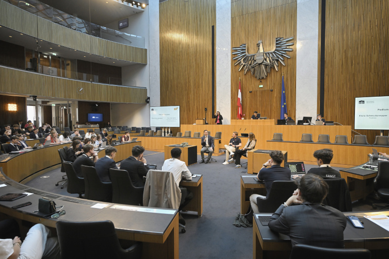 Podiumsdiskussion. Von links: Nationalratsabgeordneter Nico Marchetti (ÖVP), Bundesschulsprecher Marius Haldik, Bundesschulsprecherin a.D Flora Schmudermayer