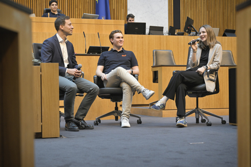 Podiumsdiskussion. Von links: Nationalratsabgeordneter Nico Marchetti (ÖVP), Bundesschulsprecher Marius Haldik, Bundesschulsprecherin a.D Flora Schmudermayer