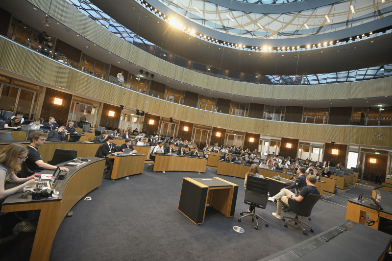 Podiumsdiskussion. Blick Richtung Veranstaltungsteilnehmer:innen
