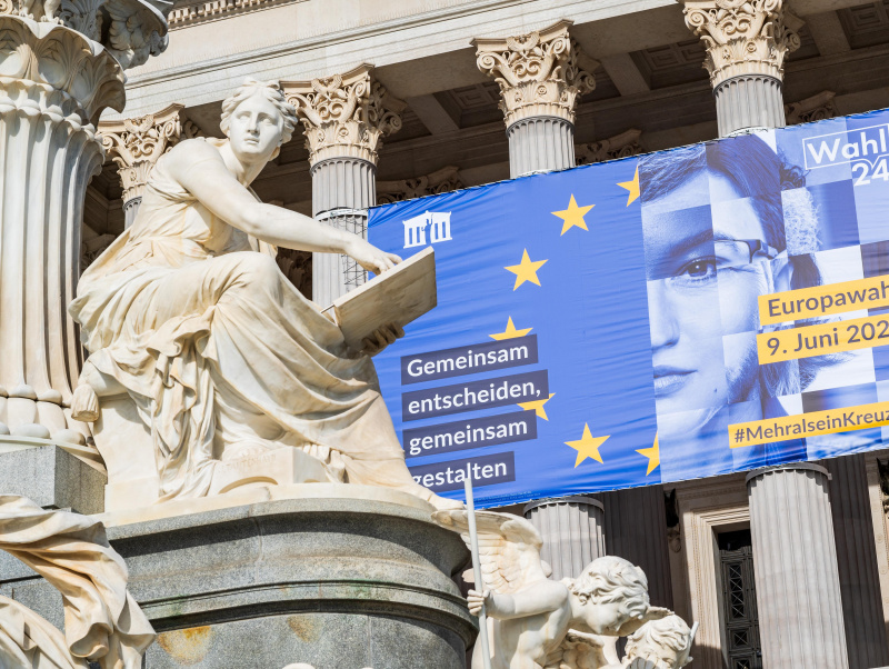 EU-Wahlplakat 2024 am Parlamentsgebäude