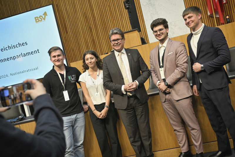 Bildungsminister Martin Polaschek (ÖVP) mit Veranstaltungsteilnehmer:innen