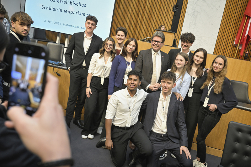 Bildungsminister Martin Polaschek (ÖVP) mit Veranstaltungsteilnehmer:innen