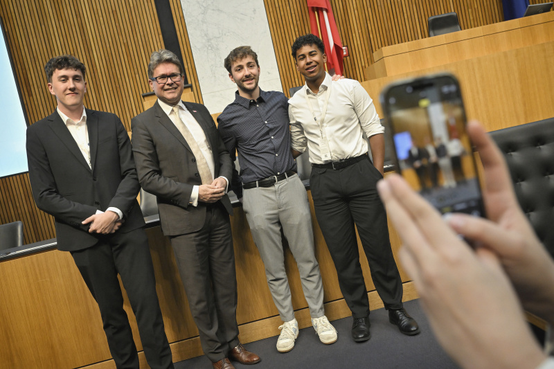 Bildungsminister Martin Polaschek (ÖVP) mit Veranstaltungsteilnehmer:innen