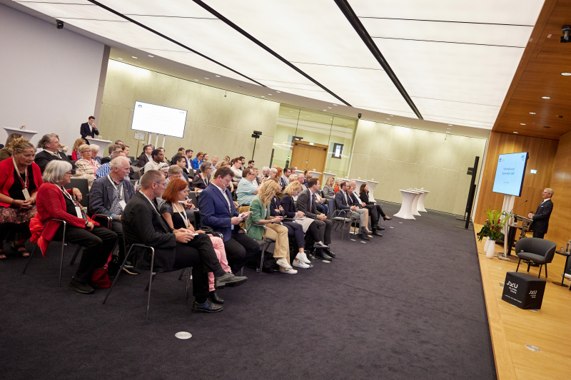 Eröffnungsworte. Parlamentsvizedirektor Alexis Wintoniak